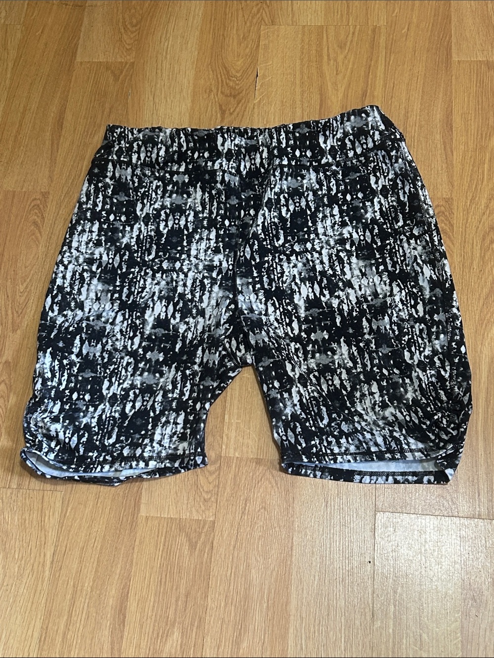 GAIAM Black and White Athletic Shorts Size 3X